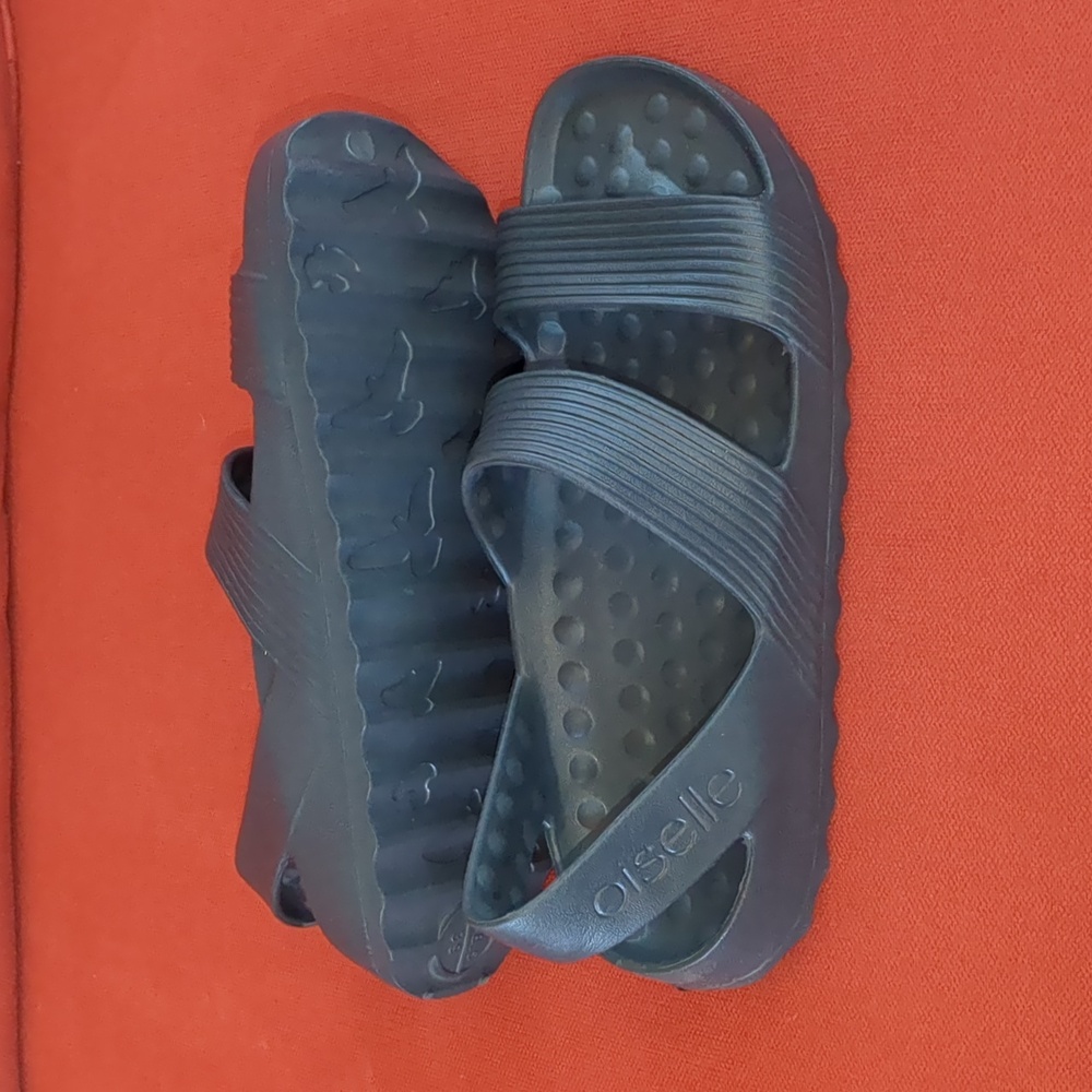 Oiselle Sport Ink Blue Sz 8-8.5 Sandal